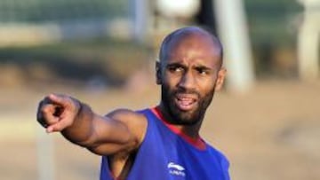 <b>REFERENTE. </b>Kanouté, con dos goles, podría ser titular mañana ante el Granada.