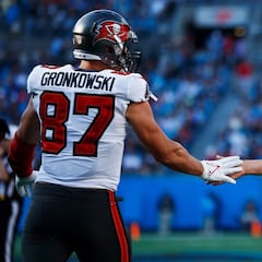 Gronk “cheats on” Tom Brady: “I’m with my new favorite quarterback of the New England Patriots”