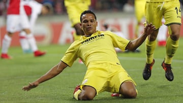 Carlos Bacca celebrando un gol con el Villarreal por Europa League