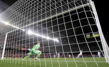 0-3. Karim Benzema momentos antes anotar el tercer tanto de penalti.