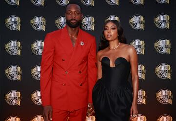 Dwyane Wade y su mujer, Gabrielle Union, en la alfombra roja antes de la ceremonia de introducción de nuevos miembros al Hall of Fame del baloncesto.