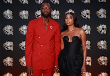 Dwyane Wade y su mujer, Gabrielle Union, en la alfombra roja antes de la ceremonia de introducción de nuevos miembros al Hall of Fame del baloncesto.
