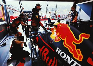 Mecánicos de Red Bull Racing preparan el monoplaza de Max Verstappen.