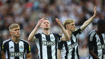 Jugadores del Newcastle, antes del amistoso ante el Girona.