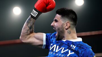 Montaje fotográfico de Aleksandar Mitrovic con unos guantes de boxeo.