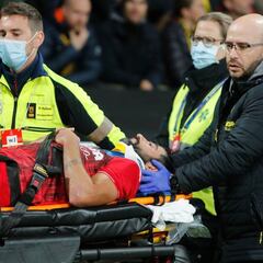 Albiol se fue en camilla tras un balonazo en la cara