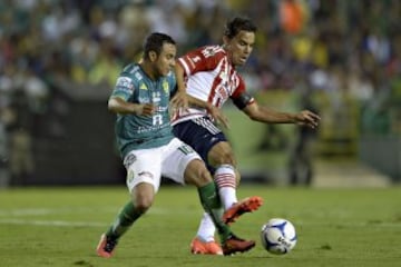 Omar Bravo y Montes pelean fuerte por el balón.