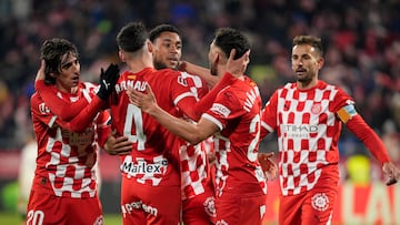 GIRONA, 20/12/2024.- El delantero neerlandés del Girona Arnaut Danjuma (3i) celebra su gol, tercero del equipo catalán, durante el partido de la jornada 18 de LaLiga entre el Girona FC y el Real Valladolid CF este viernes en el estadio Montilivi, en Girona. EFE/David Borrat