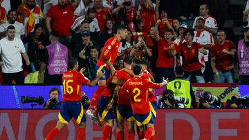 COLONIA (ALEMANIA), 30/06/2024.- Los jugadores de la selección española de fútbol celebran el segundo gol ante Georgia, durante el partido de octavos de final de la Eurocopa que las selecciones de España y Georgia disputan este domingo en Colonia. EFE/Alberto Estévez
