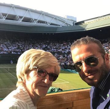 Disfrutando de Wimbledon en compañía de su madre