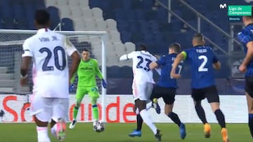 La falta de Freuler a Mendy por la que fue expulsado el jugador del Atalanta.