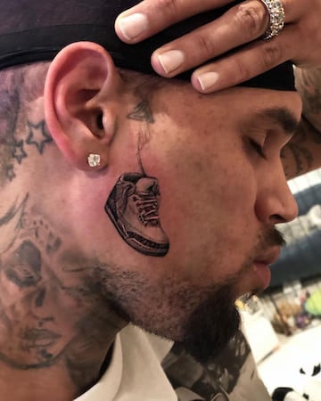 Tatuaje en la cara de Chris Brown, cantante, compositor, bailarín y actor estadounidense.