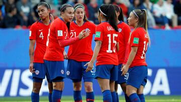 Soccer Football - Women&#039;s World Cup - Group F - Chile v Sweden - Roazhon Park, Rennes, France - June 11, 2019  Chile&#039;s Camila Saez and Su Helen Galaz  REUTERS/Stephane Mahe