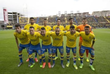 El once inicial de Las Palmas. De pie: Willian José, Javi Castellano, Culio, Aythami y Javi Varas. Agachados: Garrido, Roque, Momo, El Zhar, Tana y Jonathan Viera.