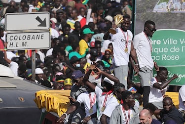 La selección de Senegal celebra con su afición el triunfo en la Copa África por las calles de Dakar.