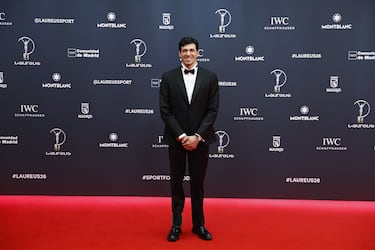 EL nadador paralímpico italiano, Simone Barlaam posa en la alfombra roja de los Laureus.