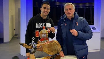 Sergio Reguilón y José Moruinho, jugador y entrenador del Tottenham, con un jamón.