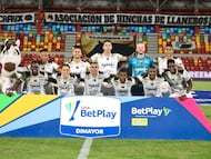 Formación de Llaneros ante Águilas