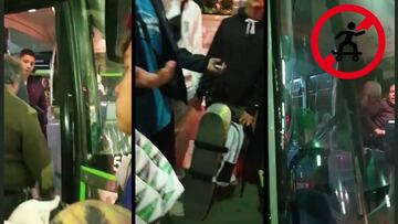 El conductor de un autobús prohibe a varios sakters subir a su bus con el monopatín atado a la mochila.