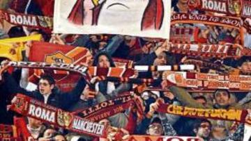 <b>PETICIÓN. </b>La afición del Roma anima en el Olímpico.