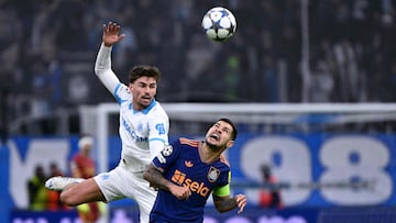 Marseille's Danish midfielder #17 Matt O'Riley (L) fights for the ball with Newcastle United's Brazilian midfielder #39 Bruno Guimaraes during the UEFA Champions League, league phase - matchday 5, football match between Olympique de Marseille (OM) and Newcastle United FC at the Velodrome Stadium in Marseille, southeastern France, on November 25, 2025. (Photo by Christophe SIMON / AFP)