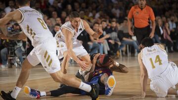 Laprovittola, Carroll y Deck rodean a Delaney en un Clásico de esta temporadas de la Liga Endesa.