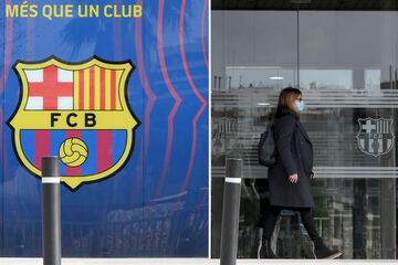 Los Mossos d'Esquadra están registrando las oficinas del FC Barcelona por orden de la Juez en el marco de la investigación del 'Barçagate'.