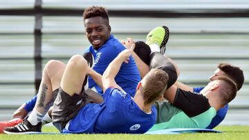 Williams charla con Unai Simón y Muniain en el último entrenamiento del equipo rojiblanco antes de recibir al Espanyol.
