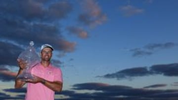 Adam Scott posa con el trofeo 2016 Honda Classic de la PGA National Course del torneo celebrado en Palm Beach Gardens, Florida.