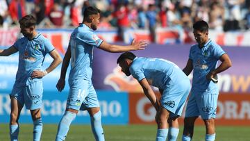Los jugadores de O’Higgins lamentan la derrota contra Universidad Catolica durante el partido de Primera División disputado en el estadio El Teniente.