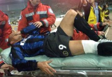 En la temporada 1999/2000, el brasileño, entonces en el Inter de Milán, sufrió una grave lesión en la rodilla derecha que lo dejó un año fuera de las canchas. En su primer partido tras la lesión se rompió el tendón rotuliano de la misma rodilla y estuvo dos años más sin jugar.