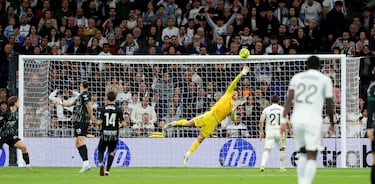 2-0. Fran García asiste a Federico Valverde en el balcón del área. El uruguayo amaga, recorta, se hace hueco y dispara con el interior del pie derecho para colocar el balón en la escuadra izquierda de la portería de Matías Dituro.