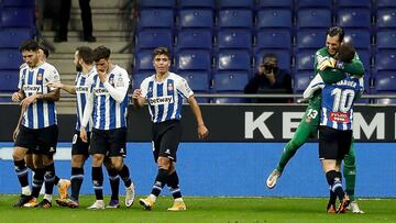 Diego López se abraza a Sergi Darder tras el 2-0 del Espanyol al Zaragoza.