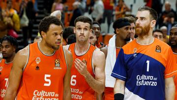 Justin Anderson, Xabi López-Arostegui y Víctor Claver, con caras de decepción tras caer con estrépito ante el Asvel Villeurbanne en la 33ª jornada de la Euroliga.