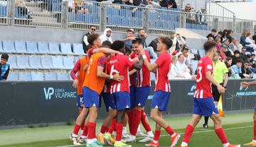 Los jugadores del Atleti B celebran el gol de Assane Ndiaye al Ibiza.