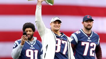 El reci&eacute;n retirado tight end de los Patriots visit&oacute; Fenway Park con motivo del inicio de la temporada de MLB y ah&iacute; us&oacute; el trofeo de campeones como bat.