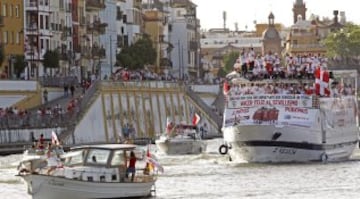 Los jugadores del Sevilla de paseo en barco por el río Guadalquivir.