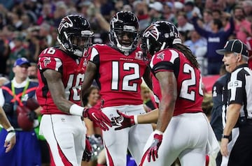 El ataque de los Falcons había encontrado los huecos en la defensa de los Patriots de manera alarmante.