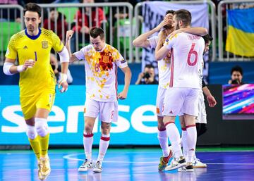 España celebra uno de sus dos goles. 