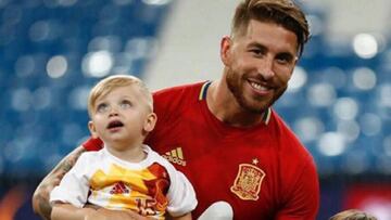 Sergio Ramos con sus dos hijos, Sergio Jr. y Marco, todos vestidos con los colores de la selección española