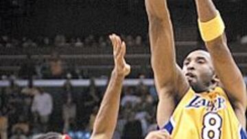 <b>PARA ESO VIVE.</b> Kobe Bryant despega ante Rip Hamilton y salva a los Lakers. El mejor tiro de mi vida, dijo KB.