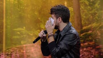 Pablo L車pez gana el premio a la mejor canci車n y ?llama a su madre!