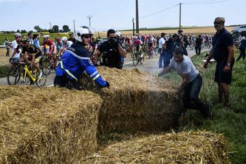 Protests and tear gas in the 16th stage of the Tour de France