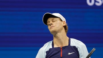 El tenista italiano Jannik Sinner se lamenta tras un golpe durante su partido ante Carlos Alcaraz en el US Open.