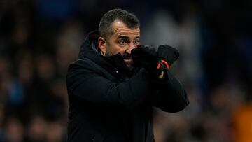 El técnico del Espanyol, Diego Martínez, durante el encuentro frente al Girona en el RCDE Stadium.