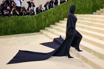 La californiana demostró en esta gala que es todo un icono moderno al llevar un diseño integral de Balenciaga. El tema de la gala: 'En América: un léxico de la moda'.