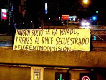 Han aparecido varias pancartas colgadas en la Capital contra la gestión de Florentino Pérez al frente del Real Madrid.