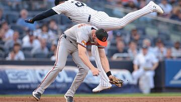 Jordan Westburg tuvo que salir del juego luego de chocar con Juan Soto de los Yankees