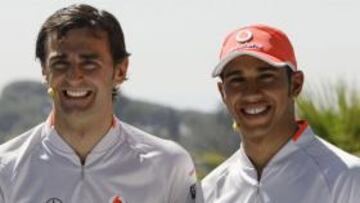 Lewis Hamilton y De la Rosa posan tras el reto