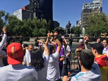 El Real Madrid se coronó campeón de Europa por decimotercera ocasión en su historia y sus fanáticos mexicanos celebraron en la réplica de la Cibeles ubicada en la Ciudad de México. 